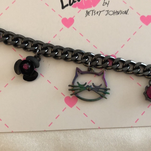 Betsey Johnson Gun Metal Tone Curb Link Cat & Flower Charm Bracelet NWT - Picture 10 of 16